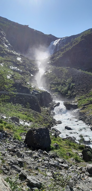 接近Trollstigen