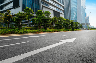 中国深圳福田区的城市道路和现代化办公大楼