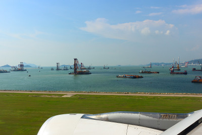 在香港国际机场降落后从飞机舷窗眺望海景。