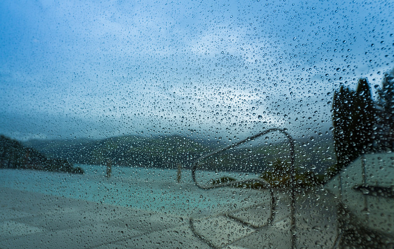 雨滴落在窗户上