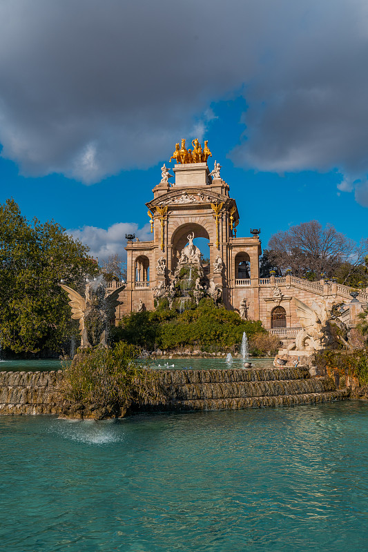 西班牙巴塞罗那公园城堡的瀑布喷泉。这个公园也被称为Parc de la Ciutadella。位于西