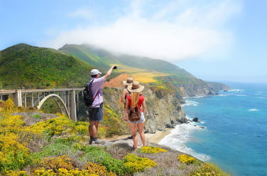 一家人看着美丽的夏日山景，踏上了徒步旅行