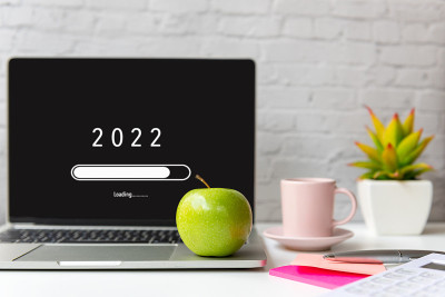 装载2022年开始新的业务和新的生活。健康零食和办公室工作。绿色苹果和新鲜水的饮食健康计划