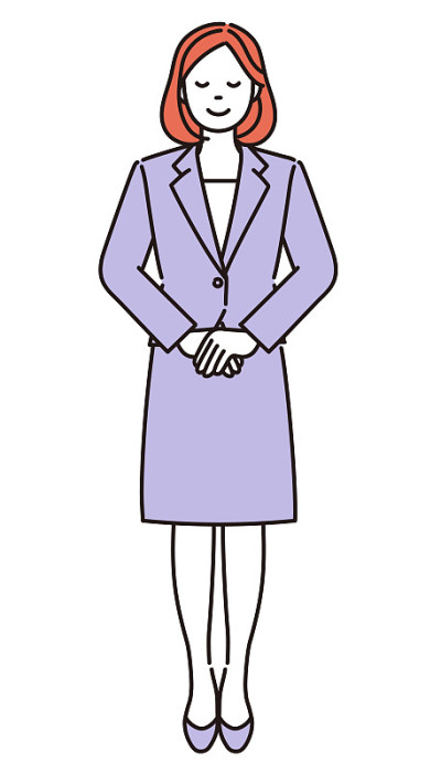 一个女商人双手合十，礼貌地站着。