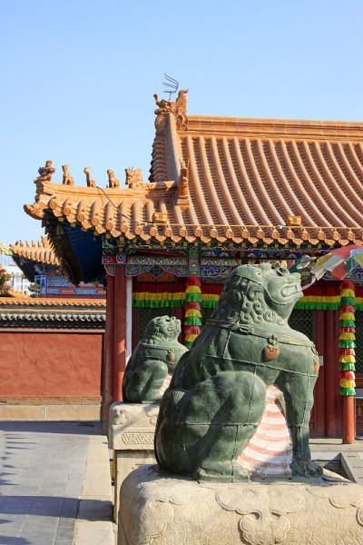2015年2月6日，内蒙古呼和浩特市，大昭寺的铜狮子雕塑