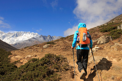 年轻的背包客在喜马拉雅山徒步旅行，
