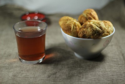 在盘子里装着美味的自制饼干，白底上放着一杯茶
