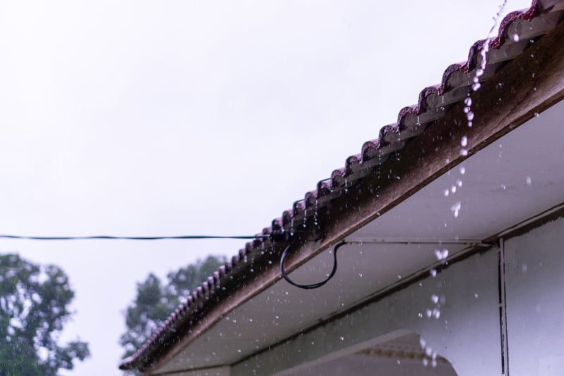 雨水从屋顶流下来。有选择性的重点。