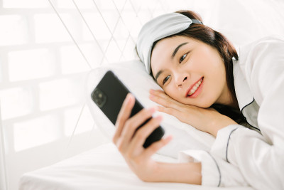 女孩在家活动。