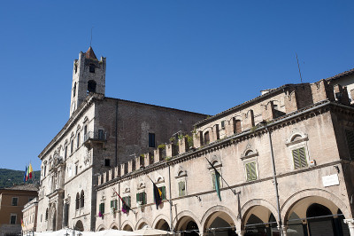 Ascoli Piceno:历史广场Popolo广场
