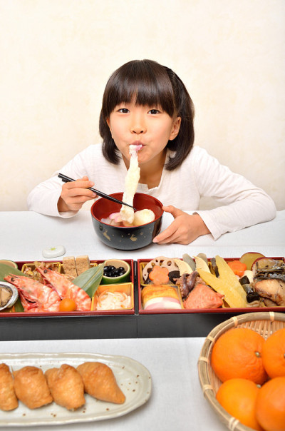 おせち料理を食べる女の子