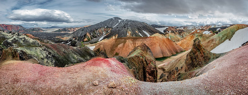 冰岛绚丽多彩的流纹岩火山全景