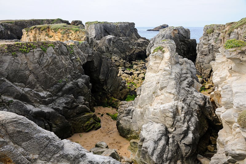 海岸附近的天然石头拱门L'Arche de Port-Blanc在圣皮埃尔-基伯隆