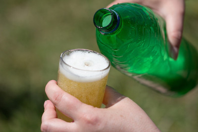 啤酒是从瓶子里倒进马克杯里的自然