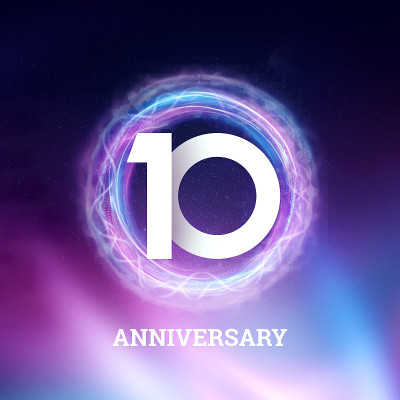 白色数字10周年庆典上的黑色背景与霓虹灯抽象设计。庆祝模板，贺卡，节日模板，传单，拷贝空间。