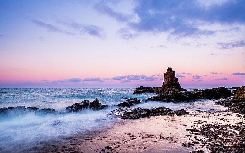 惊人的岩石和强大的海浪沿太平洋海岸线