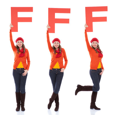 拿着字母F的女人。