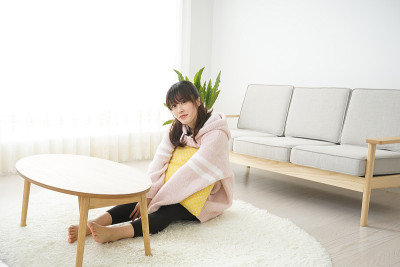 年轻女子在房间里休息