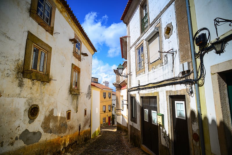 葡萄牙阿连特霍市历史古城Castelo de Vide的一条街道