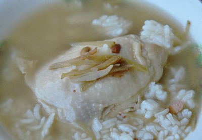 米饭与鸡肉和姜片碗