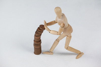 木制小雕像，防止硬币堆积而下