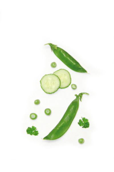 豌豆、黄瓜片和欧芹