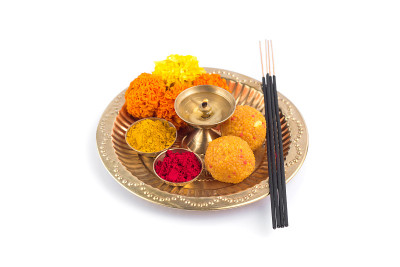 装饰精美的普加塔利，用于节日庆典崇拜，haldi或姜黄粉和kumkum，花，香棒在黄铜盘，印度教普加