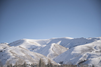 在凯彻姆，ID的雪锯齿山的晴天视图
