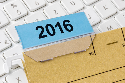 标有2016年的棕色文件夹