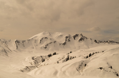 滑雪旅游赛道在美丽的阳光明媚的冬季景观，Kleinwalsertal，奥地利