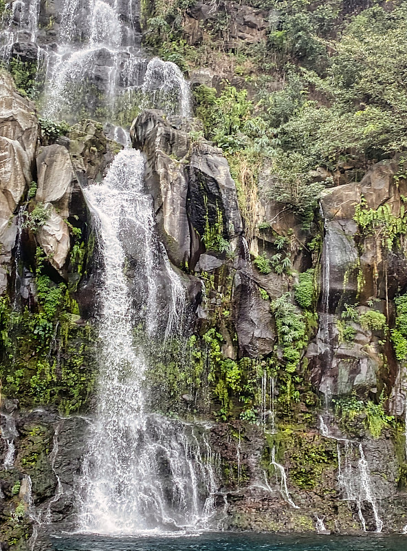 在留尼旺岛的山脉中徒步旅行