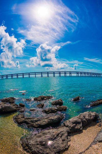 蓝天黑礁，城市，大海，跨海大桥