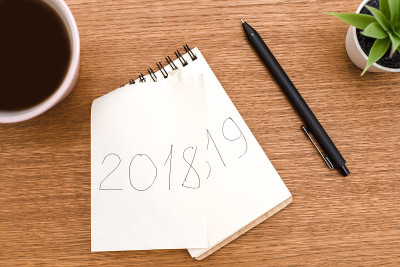 咖啡和笔记本上，你划掉了2018，写了2019
