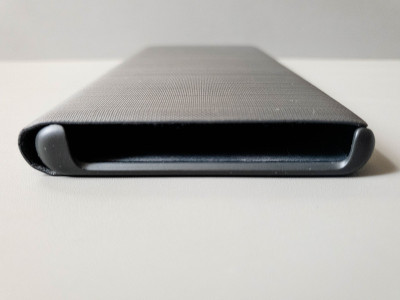 为平板手机覆盖灰色。智能手机的灰色保护罩。
