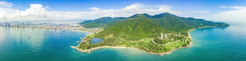 岘港山特拉半岛尽收眼底，这是一个非常著名的旅游目的地。