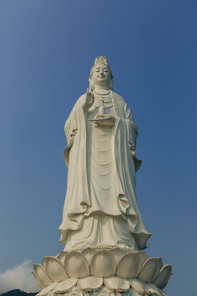 岘港大佛位于越南岘港松特半岛的林翁塔