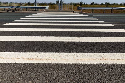 行人穿越公路