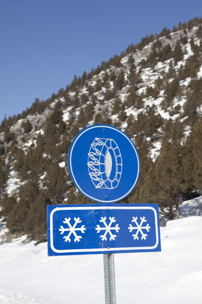 建议使用雪链的路标