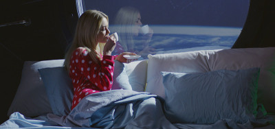 在宇宙飞船里享受美景和咖啡的女人