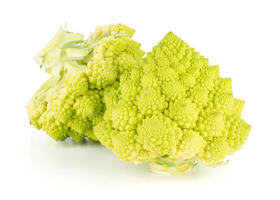 新鲜的绿色罗马花椰菜孤立在白色