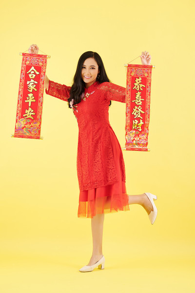 亚洲妇女与墙壁装饰
