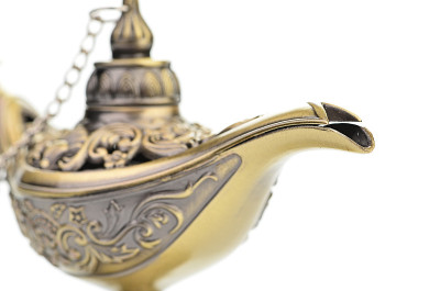 阿拉丁神灯孤立在白茫茫之中