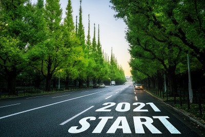2021年新年旅行和未来愿景的概念。