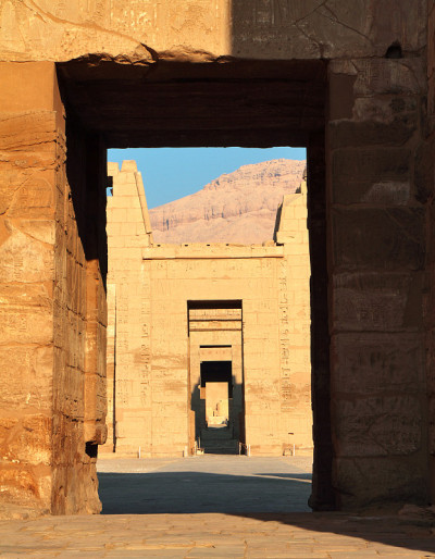 埃及卢克索底班墓地密多尔门的Medinet Habu