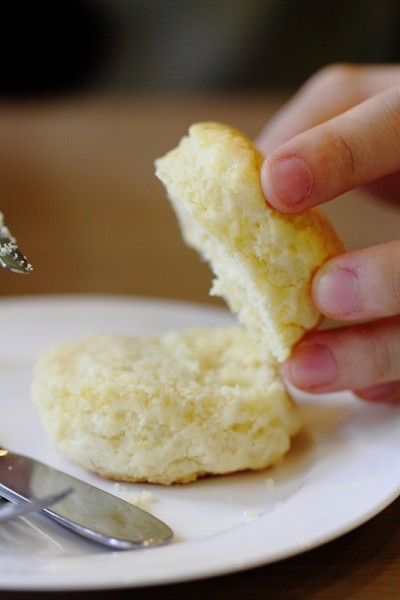 新鲜的烤司康饼