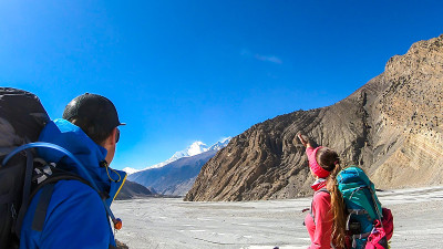Jomsom -一对在野马谷闲逛的夫妇