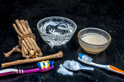 最值得信赖的家庭治疗牙齿问题和黄牙的方法，即每天用小苏打水和普通牙刷刷牙三次。所有材料都用印楝树皮涂