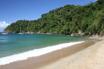 美丽的海湾，停泊着游艇
