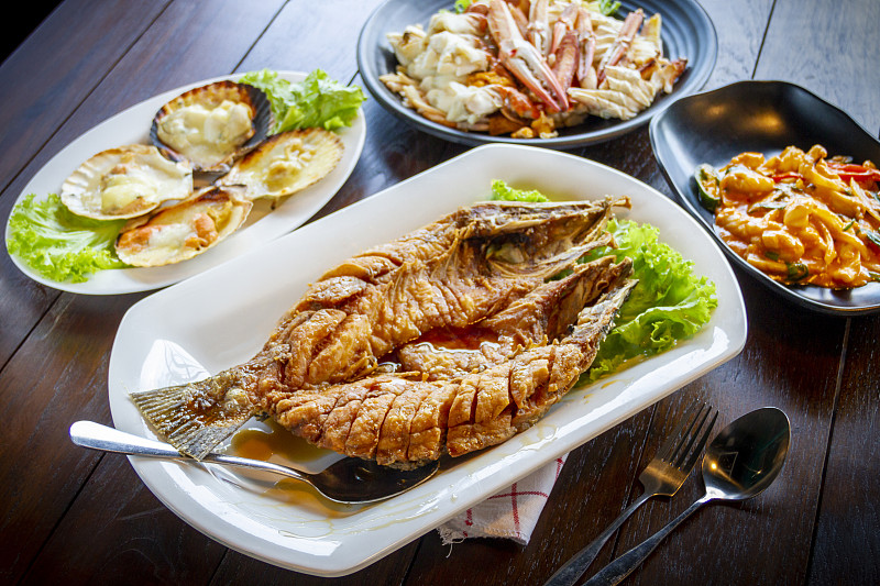 海鲜-油炸鲈鱼金黄色和食物套餐-清真食品