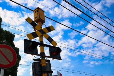 蓝天、白云、电线和铁路道口警报